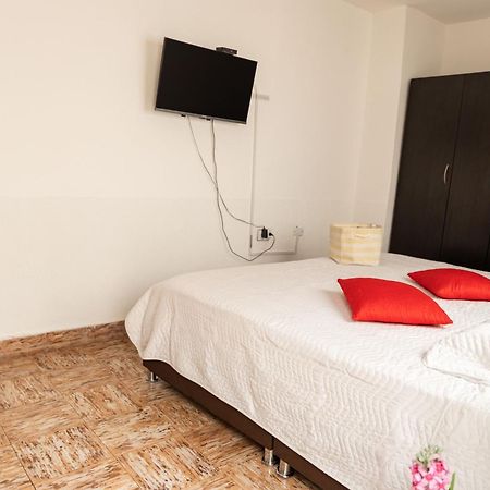 פופאיין Komodo Alojamiento- Hostal Autoservicio, Ubicado Cerca Al Centro Historico - Bano Privado, Wifi , Cama 2X2 Y Agua Caliente Y Cocina Compartida מראה חיצוני תמונה