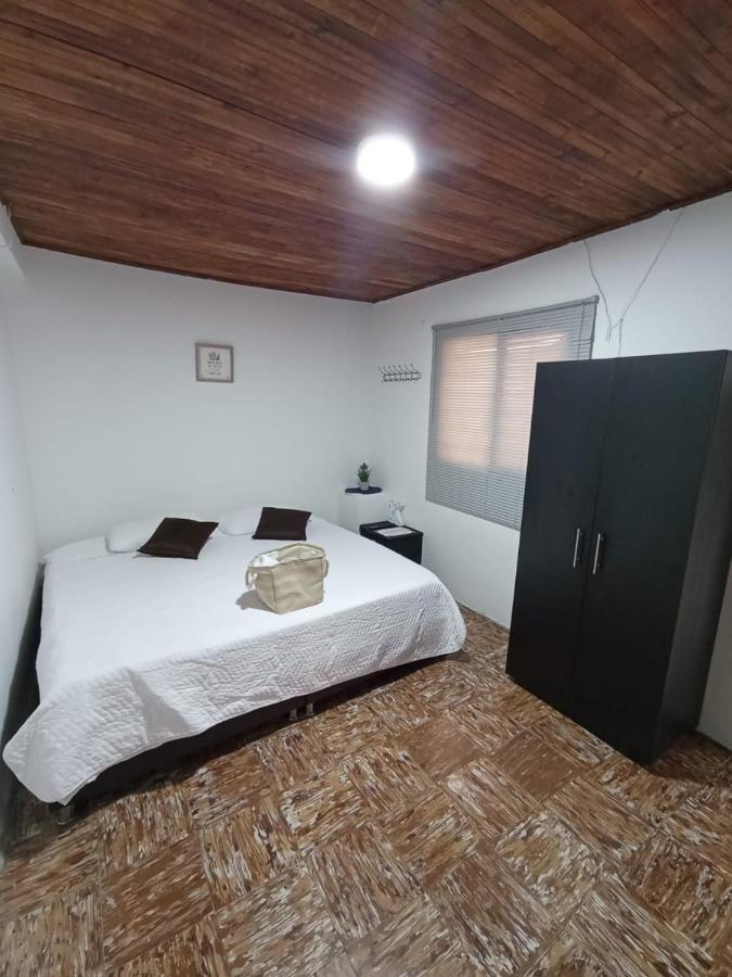 פופאיין Komodo Alojamiento- Hostal Autoservicio, Ubicado Cerca Al Centro Historico - Bano Privado, Wifi , Cama 2X2 Y Agua Caliente Y Cocina Compartida מראה חיצוני תמונה