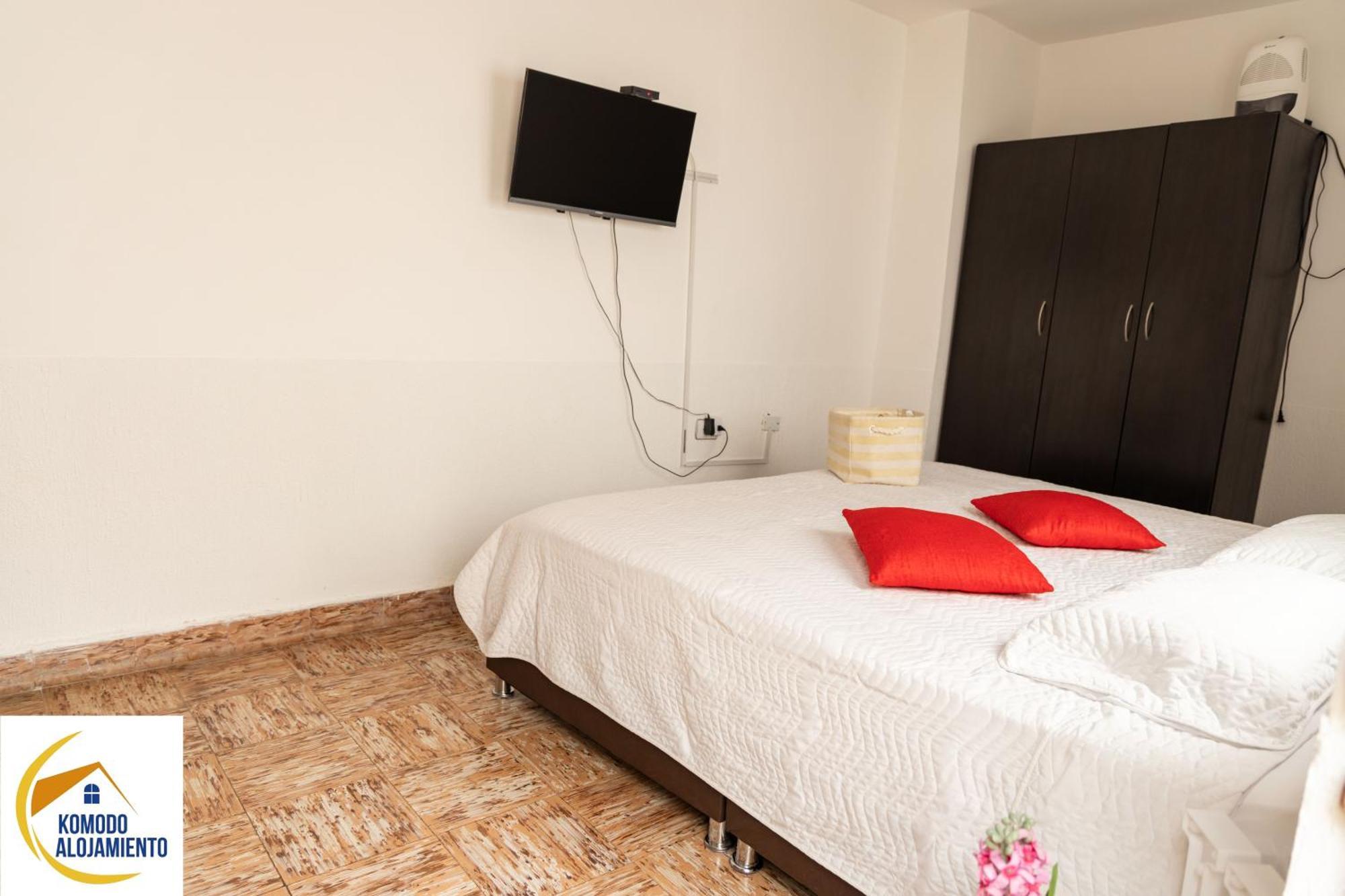 פופאיין Komodo Alojamiento- Hostal Autoservicio, Ubicado Cerca Al Centro Historico - Bano Privado, Wifi , Cama 2X2 Y Agua Caliente Y Cocina Compartida מראה חיצוני תמונה