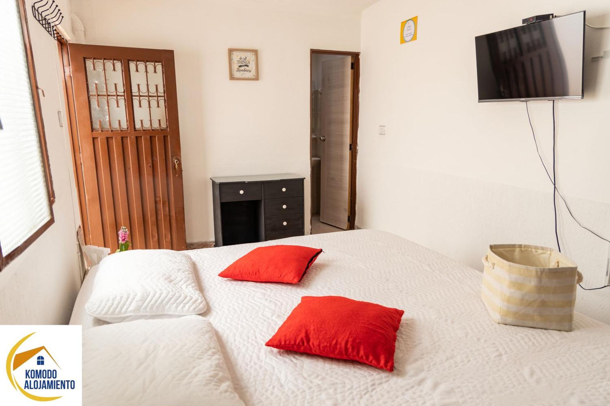 פופאיין Komodo Alojamiento- Hostal Autoservicio, Ubicado Cerca Al Centro Historico - Bano Privado, Wifi , Cama 2X2 Y Agua Caliente Y Cocina Compartida מראה חיצוני תמונה