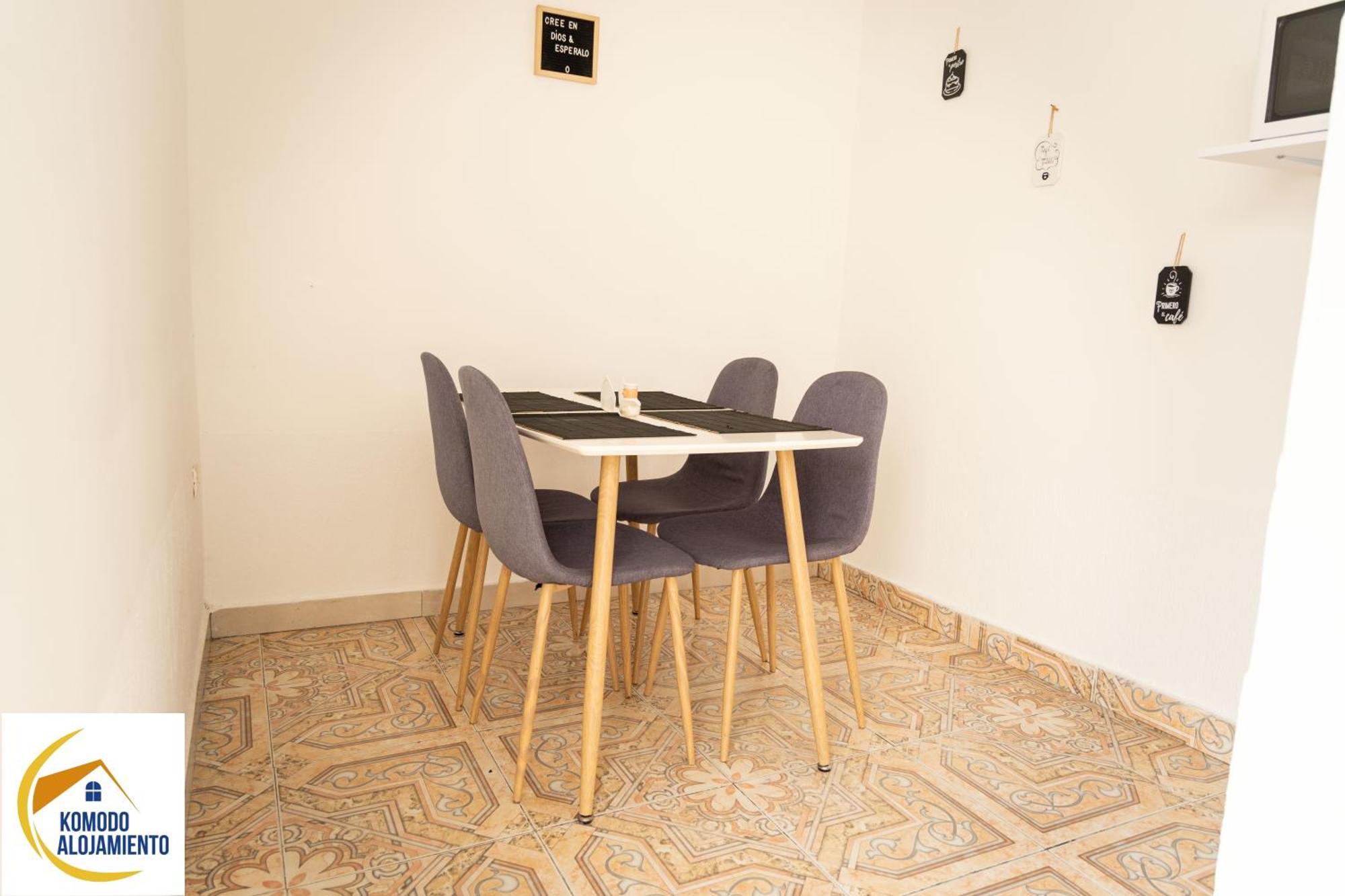 פופאיין Komodo Alojamiento- Hostal Autoservicio, Ubicado Cerca Al Centro Historico - Bano Privado, Wifi , Cama 2X2 Y Agua Caliente Y Cocina Compartida מראה חיצוני תמונה
