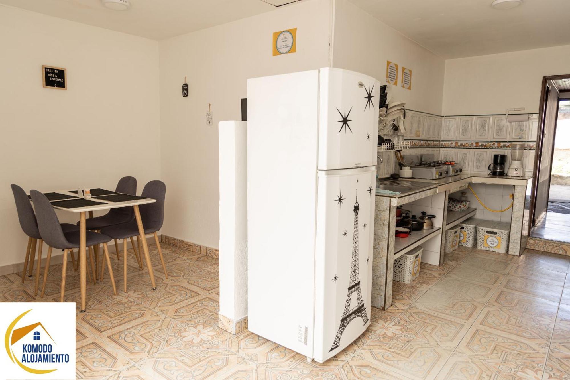 פופאיין Komodo Alojamiento- Hostal Autoservicio, Ubicado Cerca Al Centro Historico - Bano Privado, Wifi , Cama 2X2 Y Agua Caliente Y Cocina Compartida מראה חיצוני תמונה